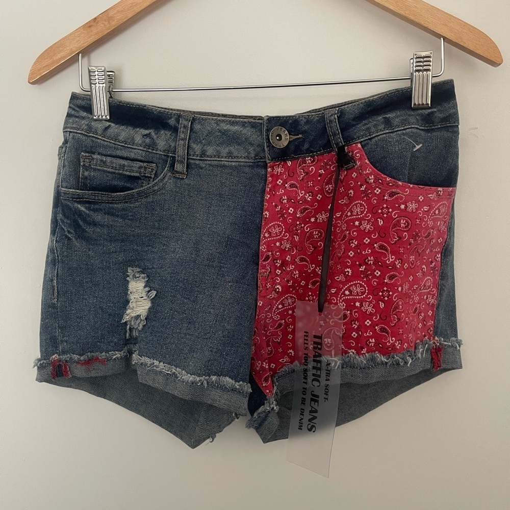 Women's Traffic Jeans Wear Distressed Shorts - size 7